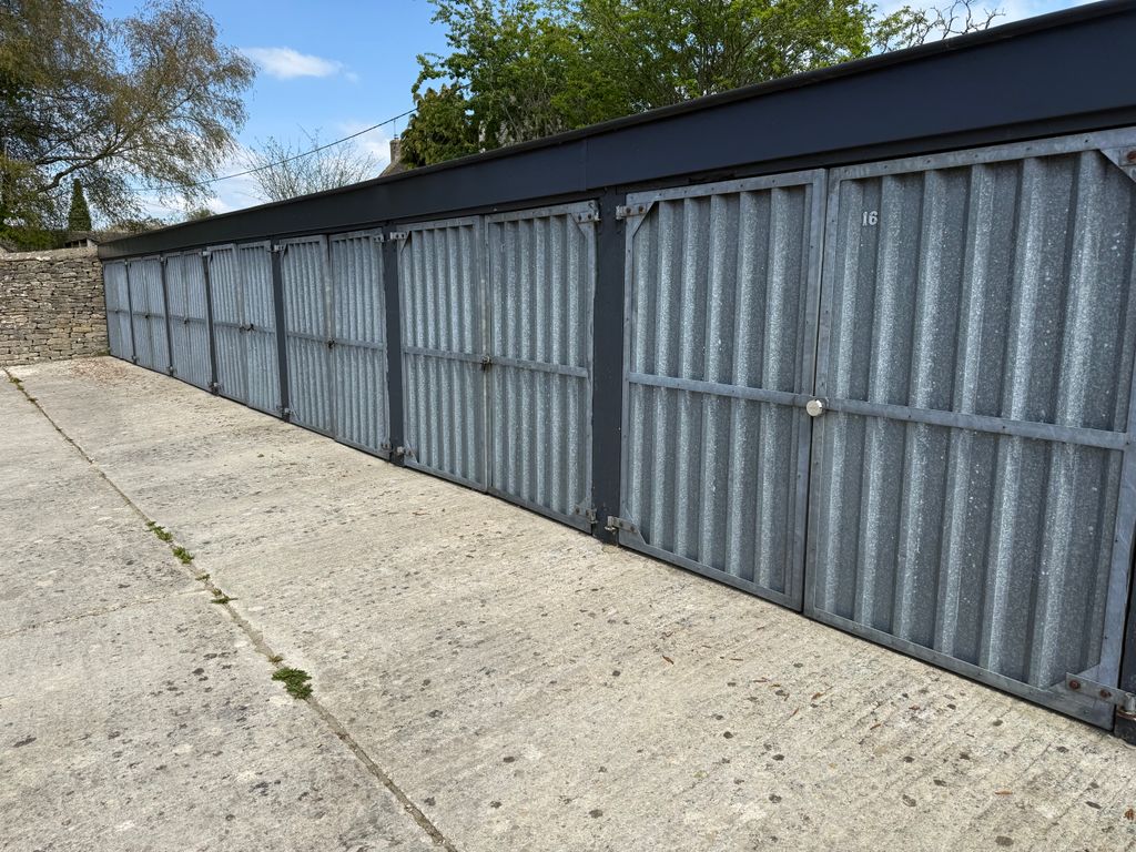 Property photo 1 of 6 Garages