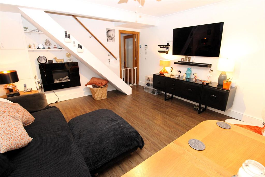 Property photo 3 of 17 Lounge.Jpg