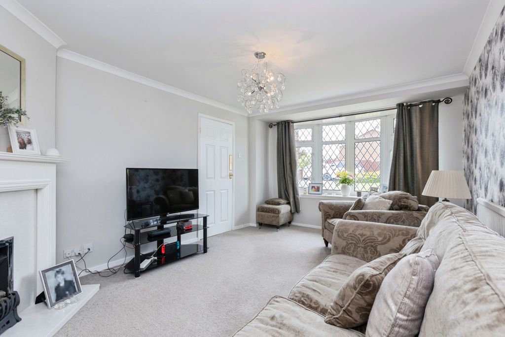 Property photo 3 of 17 Lounge