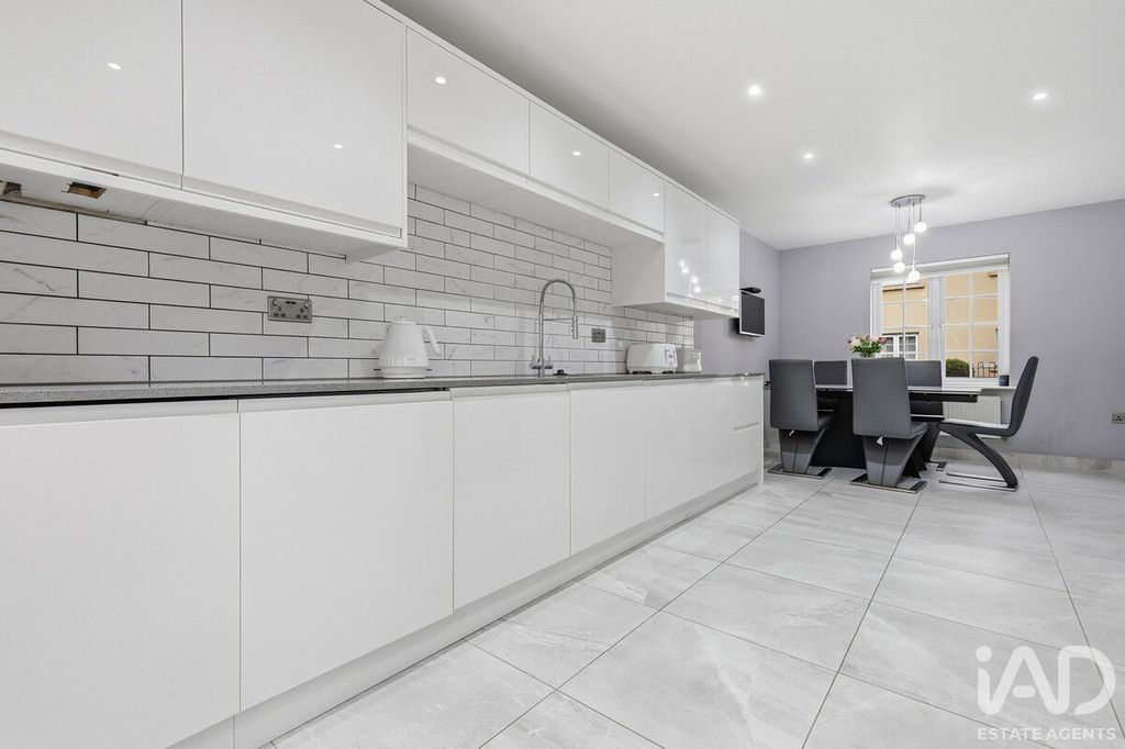 Property photo 2 of 21