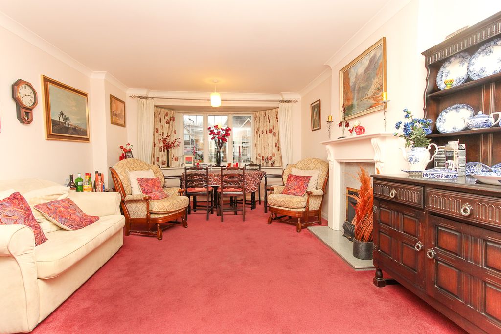 Property photo 3 of 12 Lounge