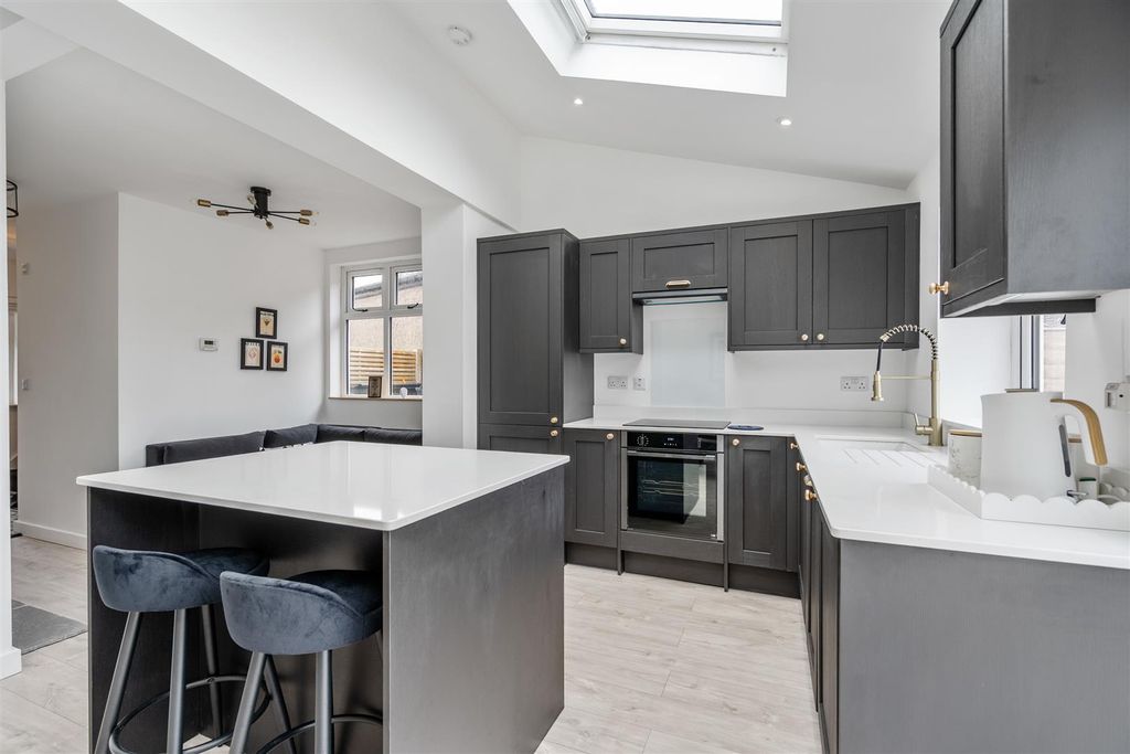 Property photo 3 of 16 6 Kingswood Close_3.Jpg