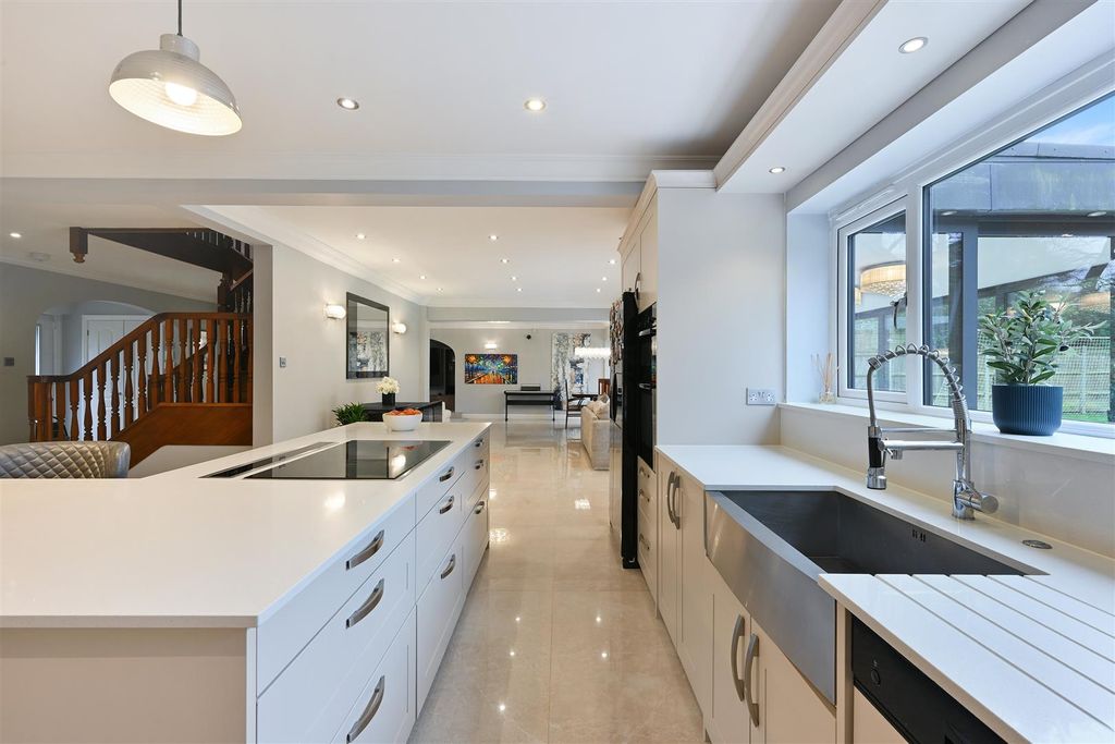 Property photo 3 of 32 Hemlock Close, 1 (15).Jpg