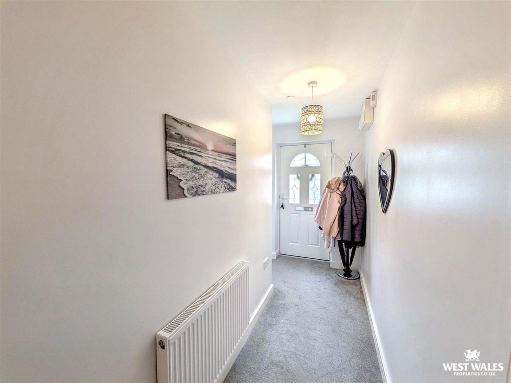Property photo 3 of 24 18873.Jpg