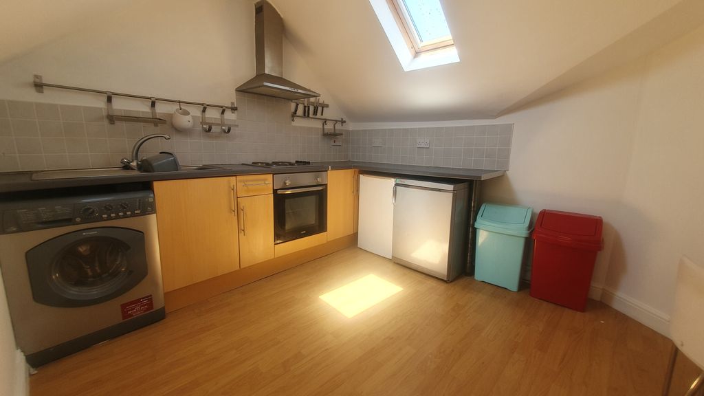Property photo 1 of 8 2-Bedroom Top-Floor Flat Available To Rent
