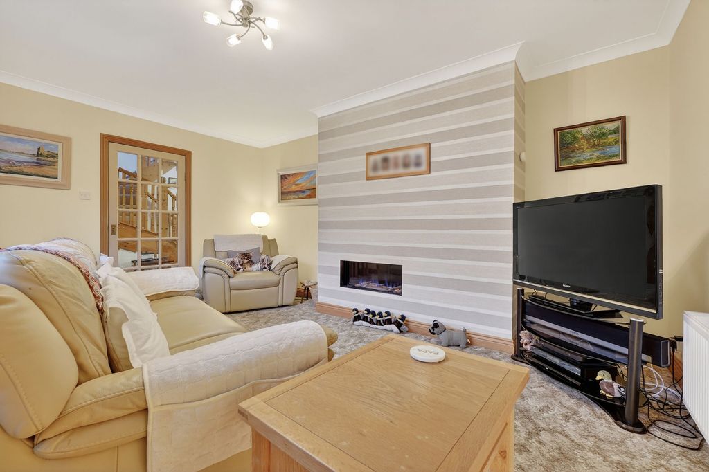 Property photo 2 of 28