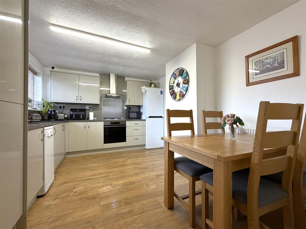Property photo 2 of 18 Spacious Dining Kitchen 753