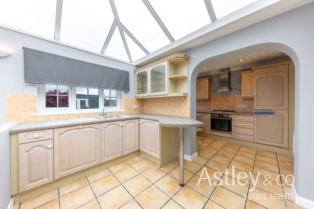 Property photo 3 of 18 Kitchen