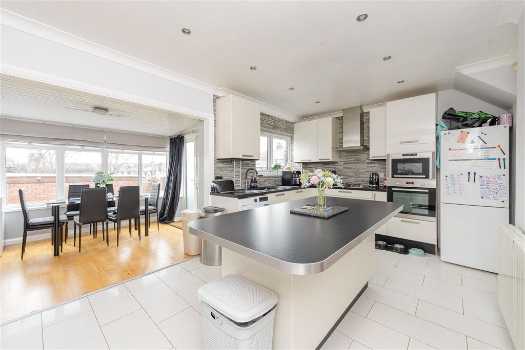 Property photo 2 of 10 Kitchen