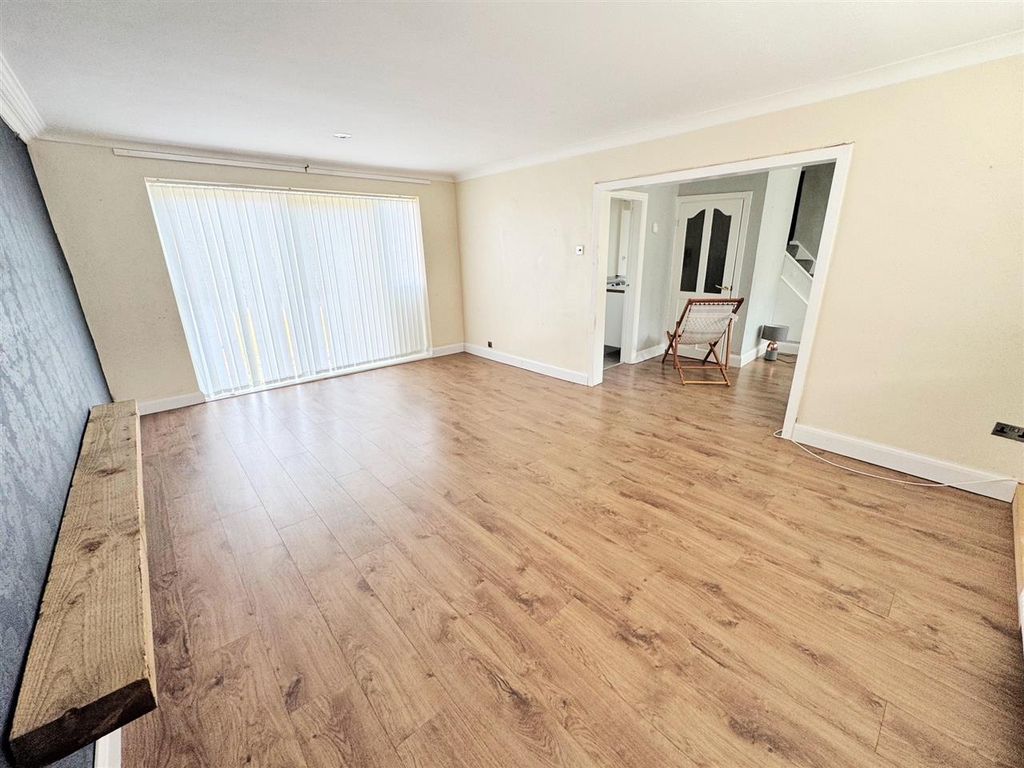 Property photo 3 of 15 Lounge