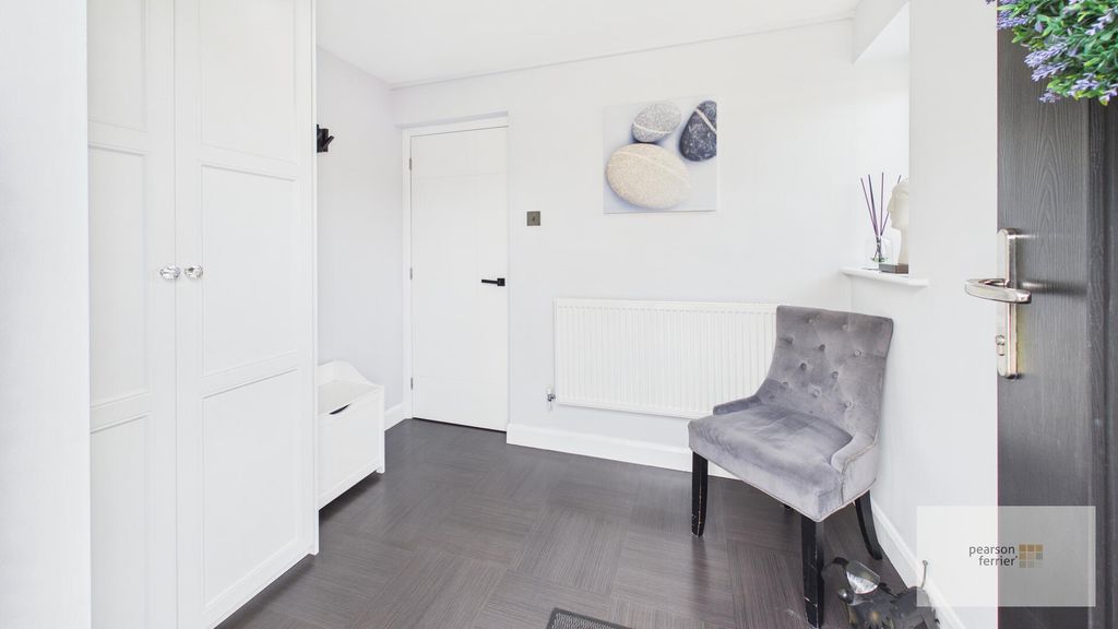 Property photo 2 of 28 Vestibule