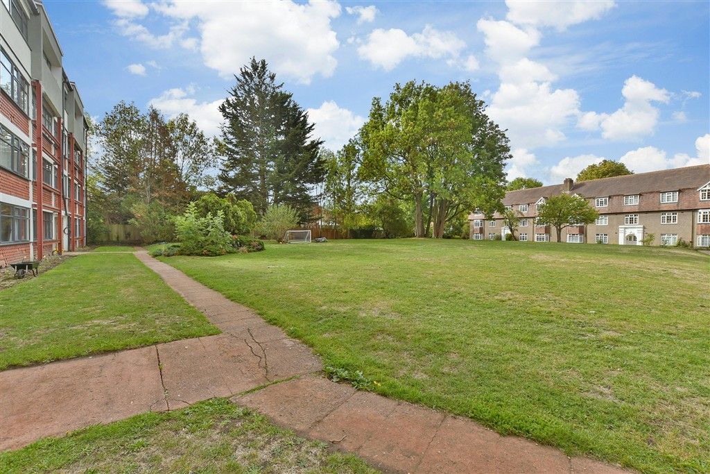 Property photo 2 of 14 Communal Gardens