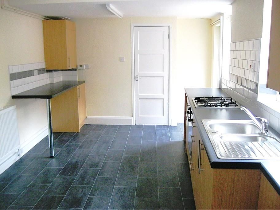 Property photo 3 of 5 154 Bath St Kitchen.Jpg