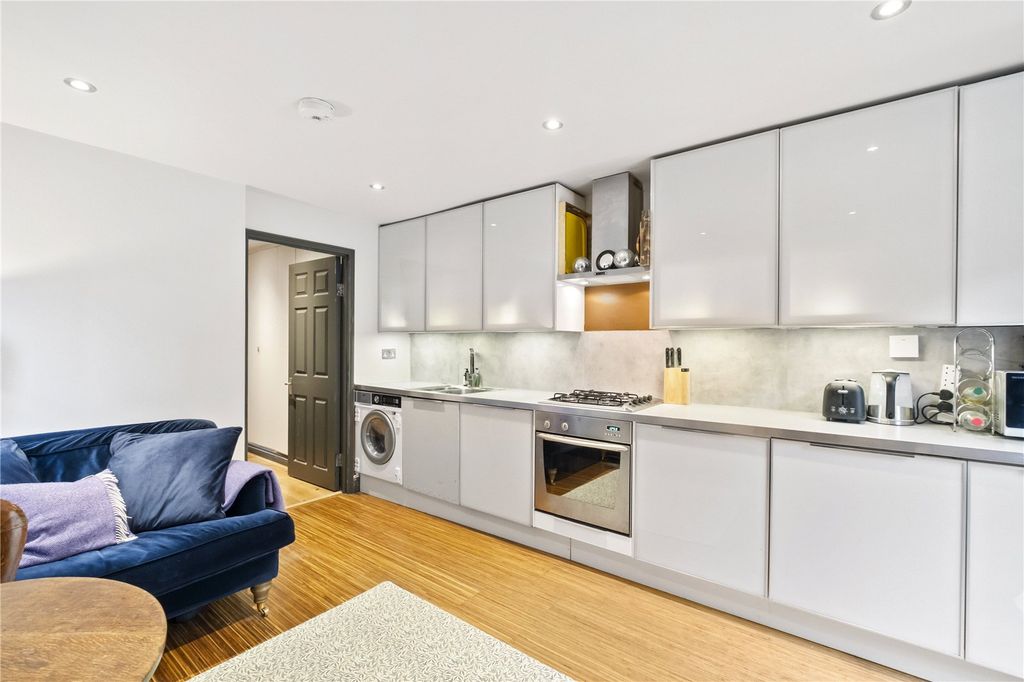 Property photo 3 of 11 Kitchen