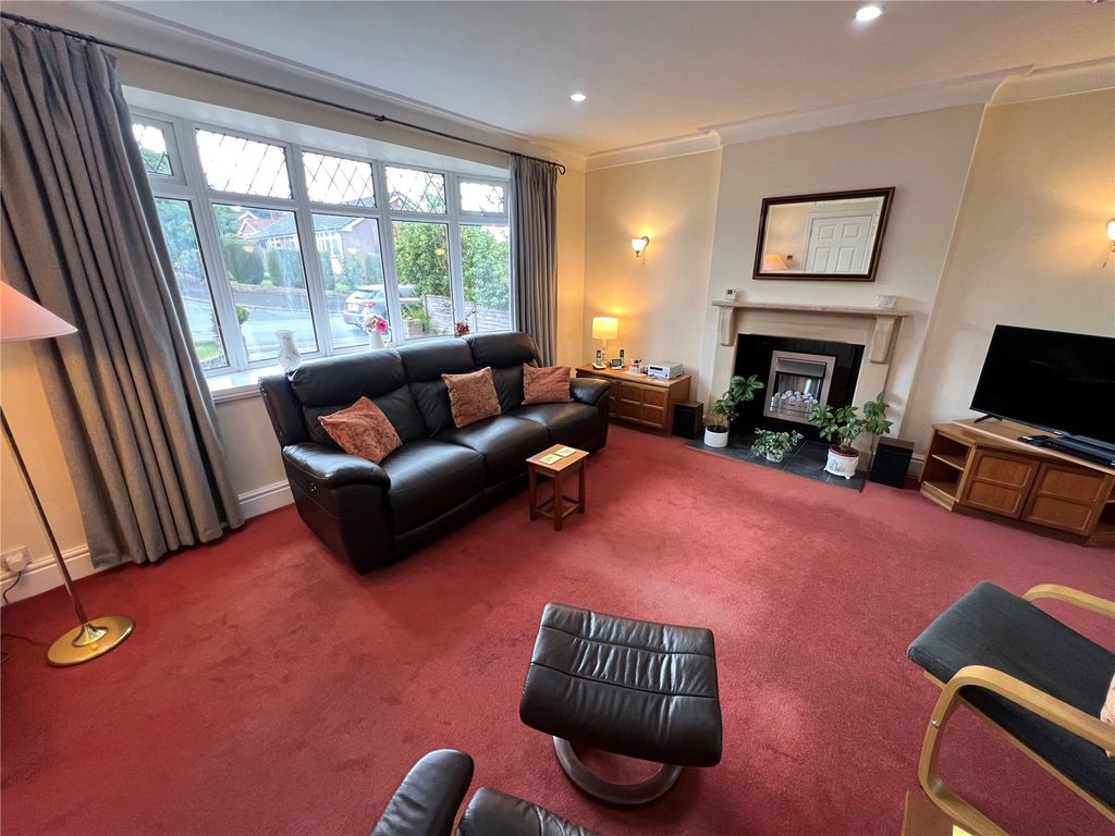 Property photo 3 of 13 Lounge