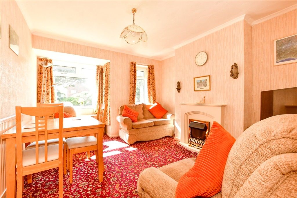 Property photo 3 of 11 Lounge