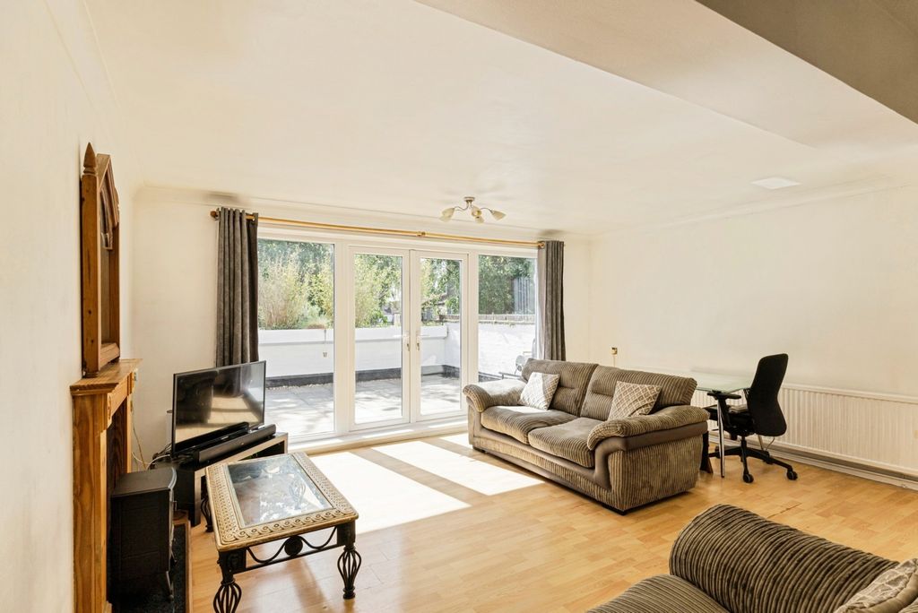 Property photo 3 of 20 Pbox-Img.Jpg