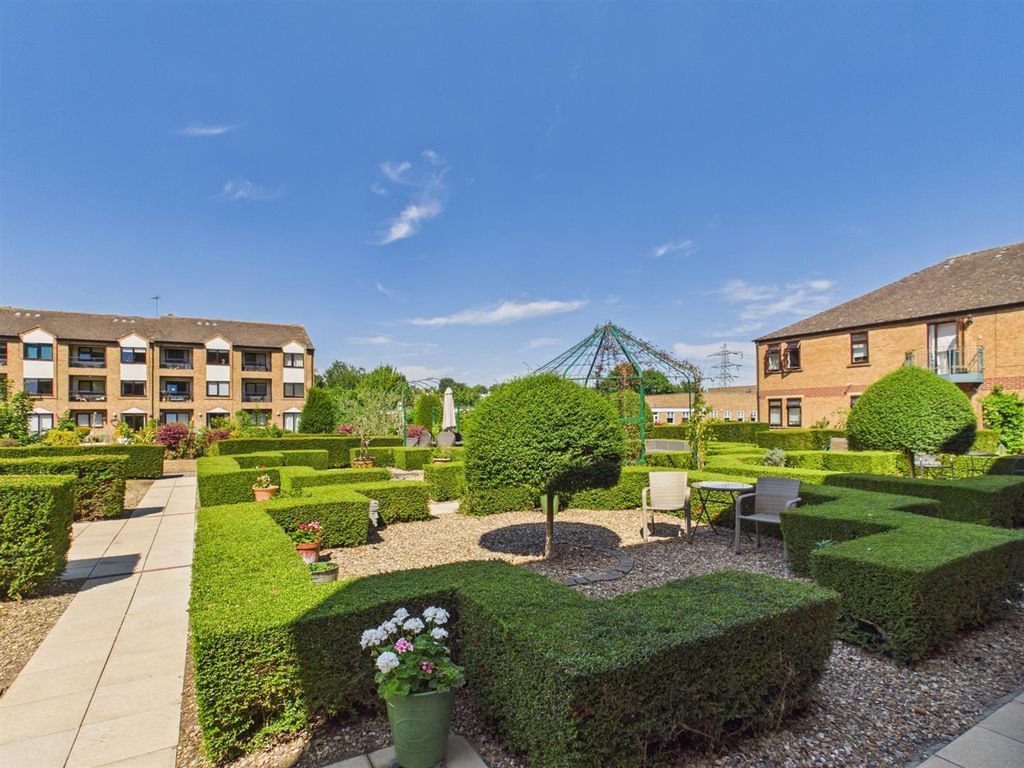 Property photo 2 of 14 Communal Gardens