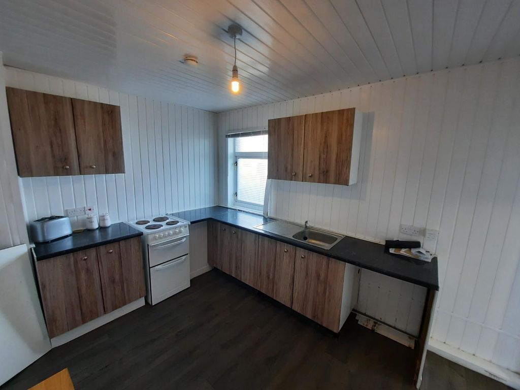 Property photo 2 of 12 Dining Kitchen
