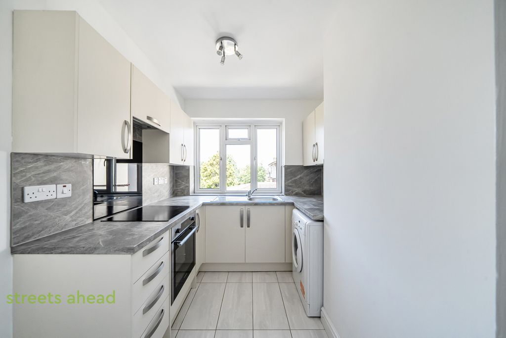 Property photo 3 of 13 d746Ae34-6B3E-464...