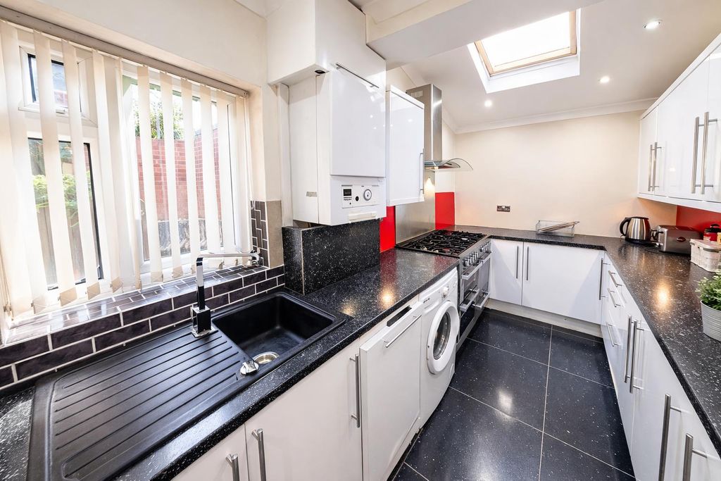 Property photo 2 of 10 Kitchen