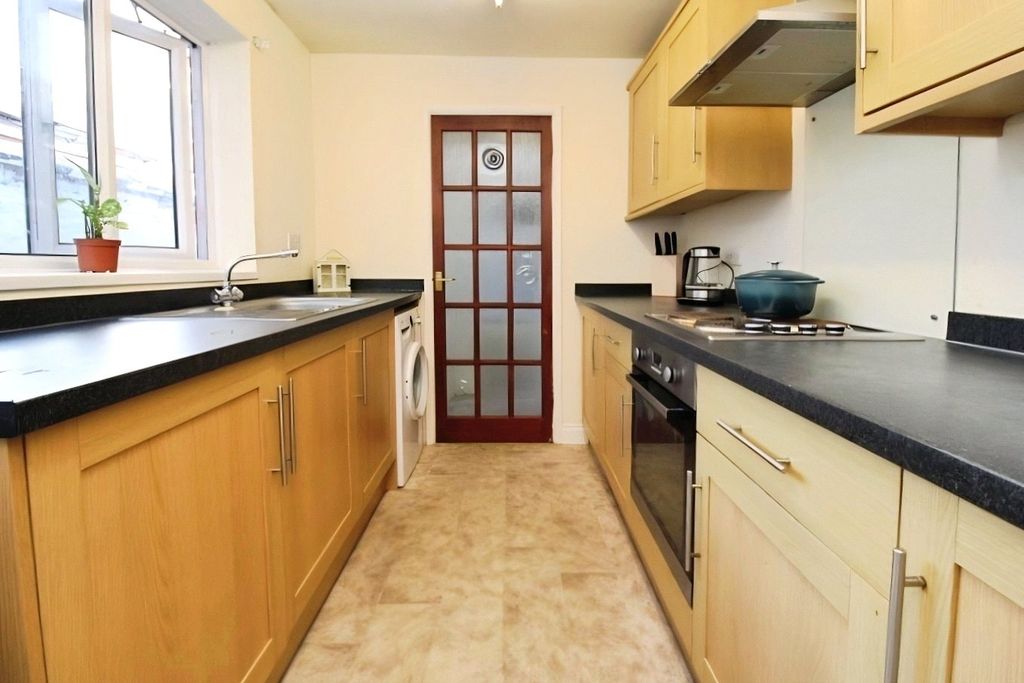 Property photo 3 of 9 Kitchen