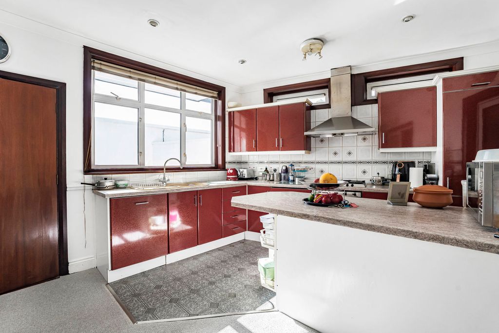 Property photo 3 of 25 Kitchen