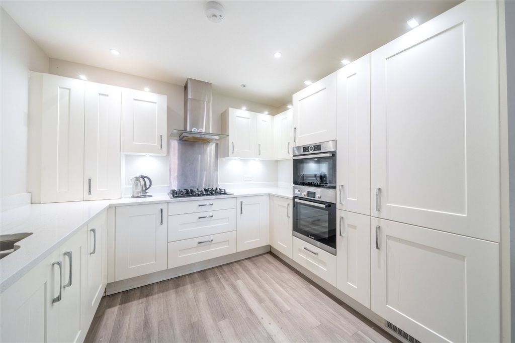 Property photo 3 of 11 Kitchen