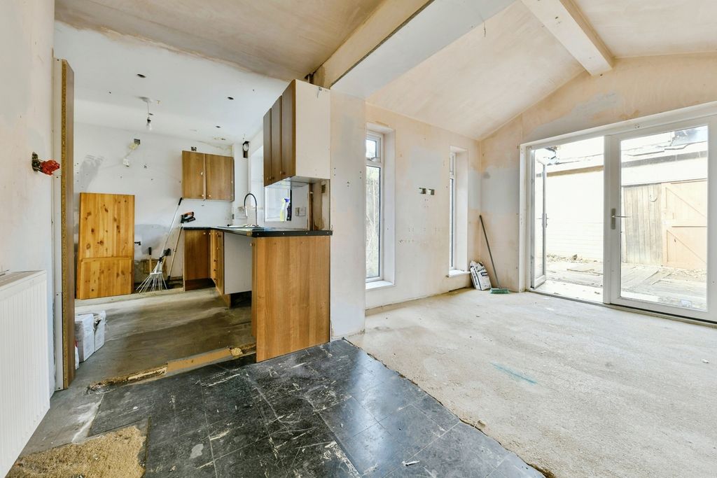 Property photo 2 of 18 Kitchen