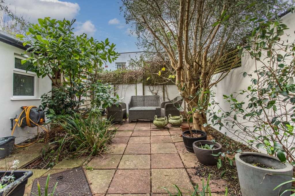 Property photo 2 of 42 24 Lancaster Road12