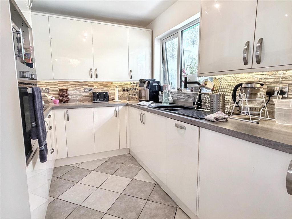 Property photo 3 of 12 Kitchen