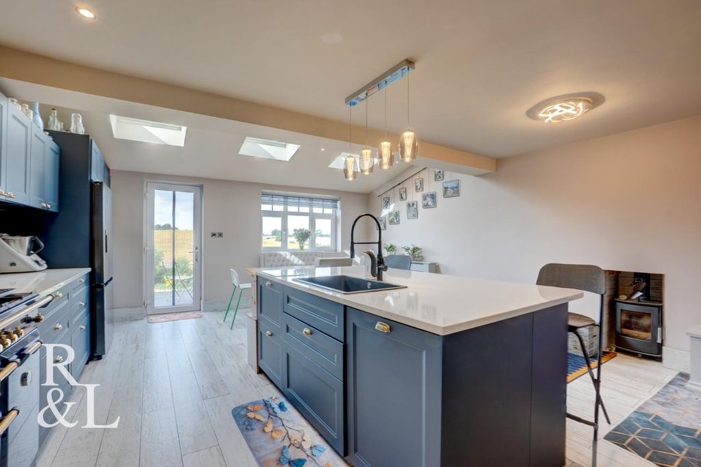 Property photo 2 of 25 Royston&Lund (15).Jpg