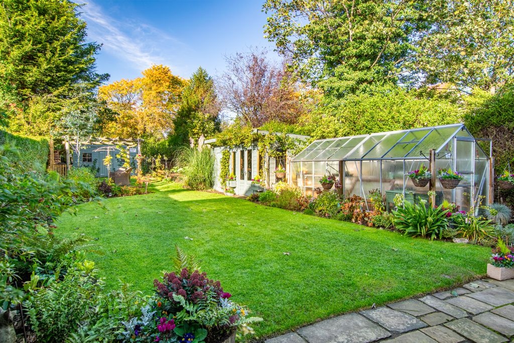 Property photo 2 of 33 Outside2