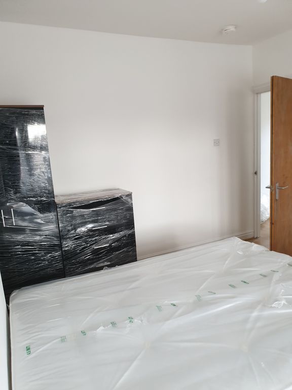 Property photo 3 of 15 This Inviting Double Bedroom Features A Spacious l...