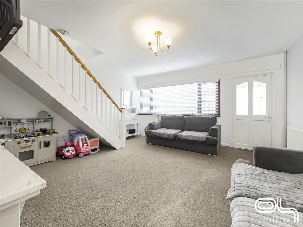 Property photo 3 of 17 Renshaw Drive (8).Jpg