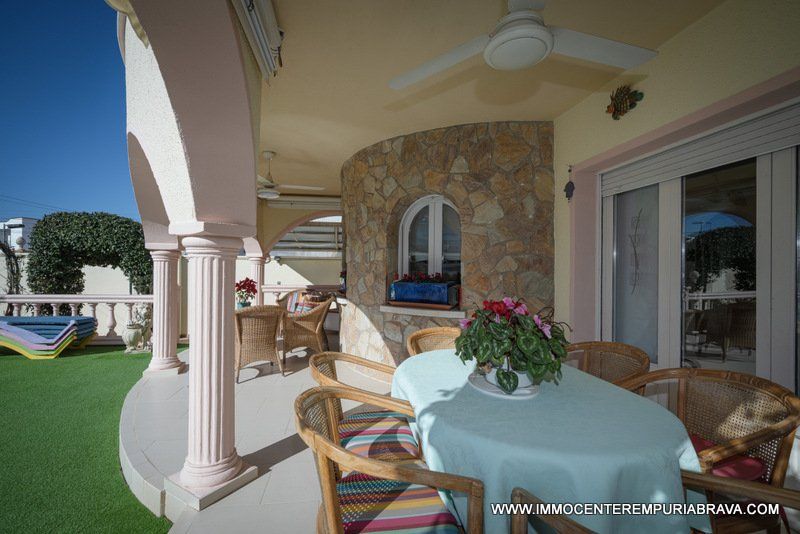 Property photo 2 of 40