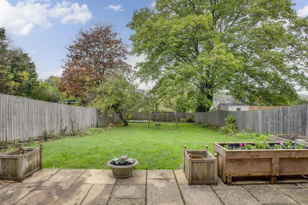 Property photo 2 of 17 33 Hampden Road, Hp13 6Sz-15.Jpg