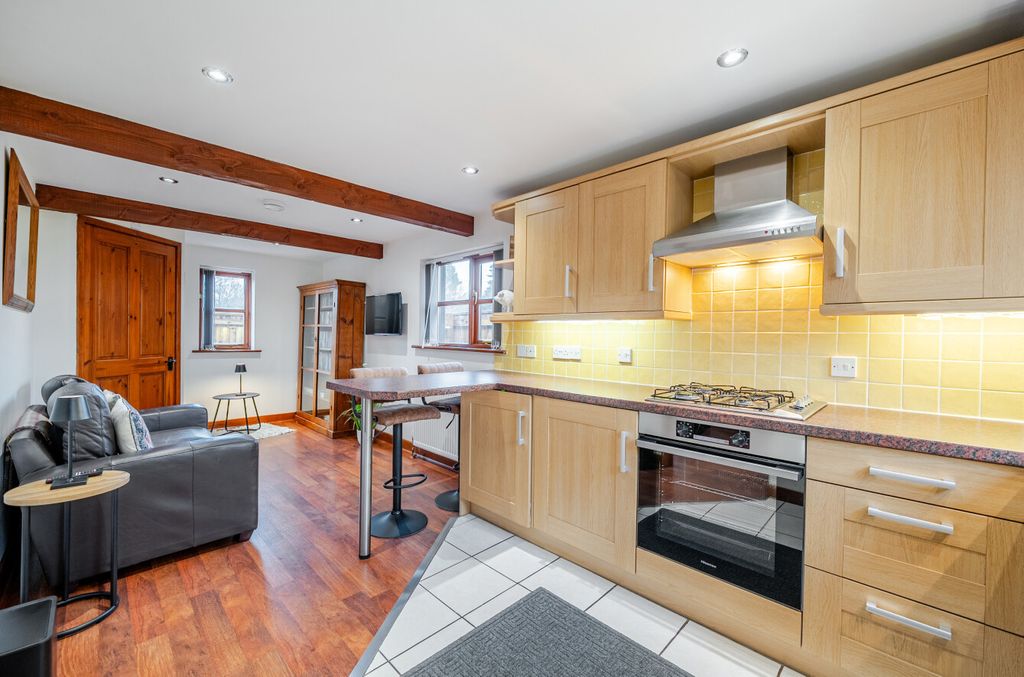 Property photo 2 of 7 1409403-8-698B002...