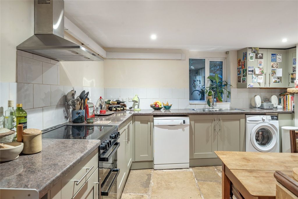 Property photo 3 of 9 Kitchen