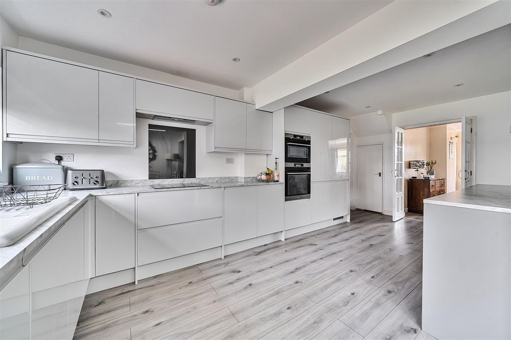 Property photo 3 of 26 1431780-19-69c171803d12E.Jpg