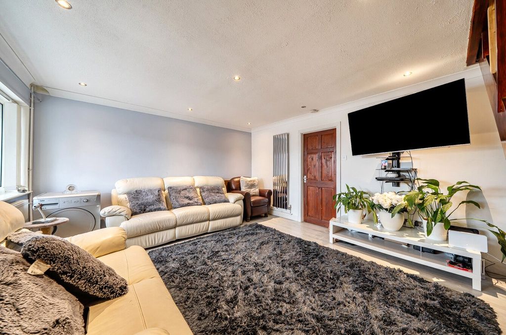 Property photo 3 of 18 Reception