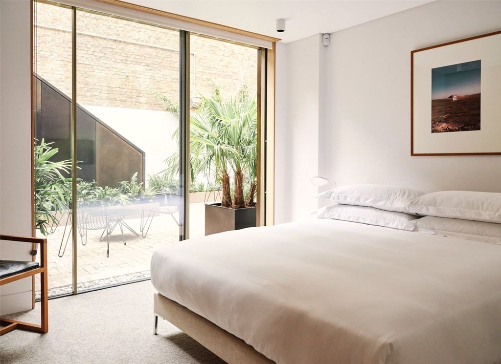 Property photo 1 of 6 Bedroom