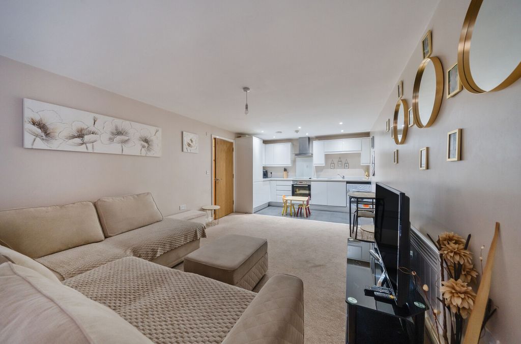 Property photo 2 of 13 12-681Cf959E9A77-...