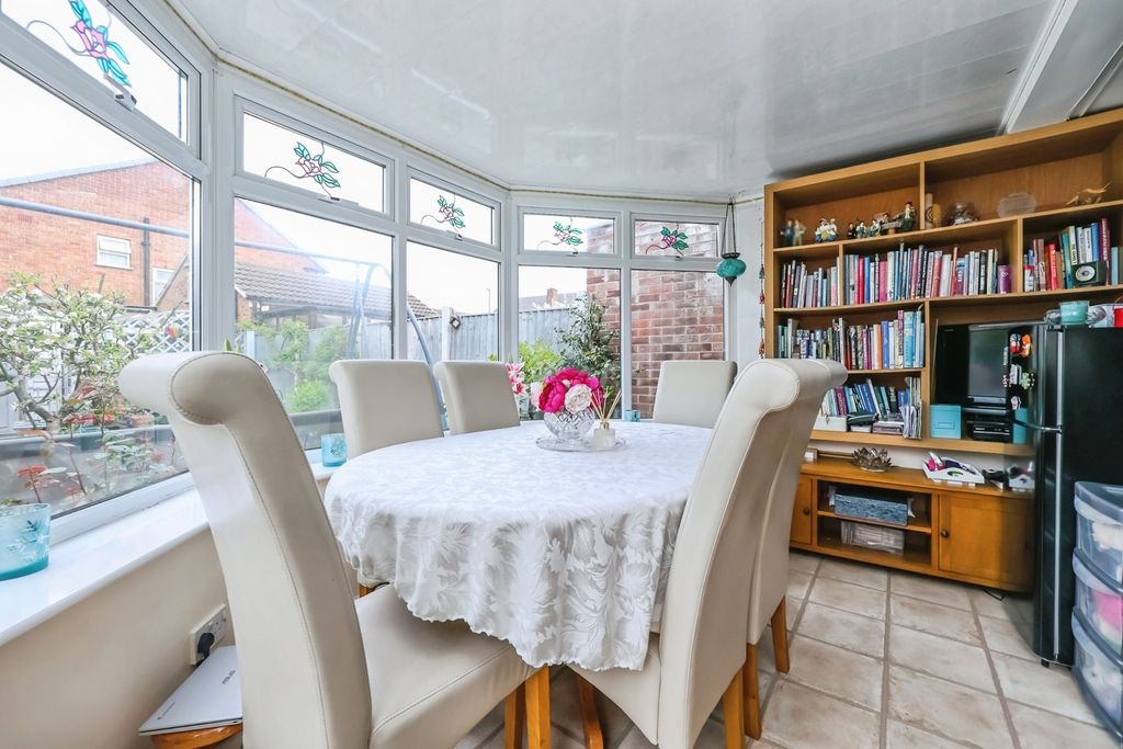 Property photo 3 of 14 Conservatory