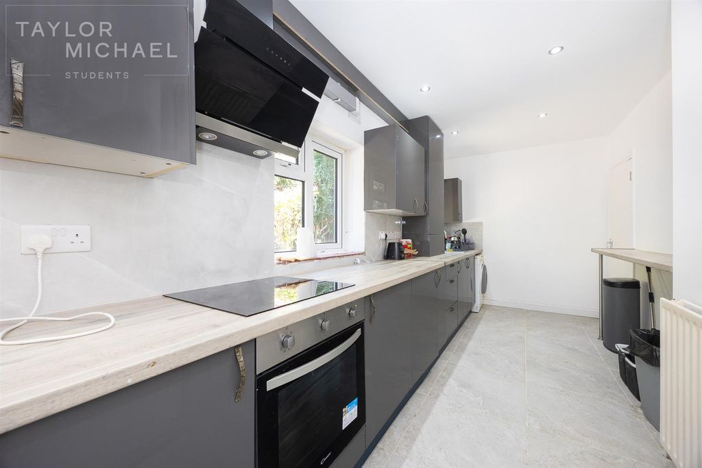 Property photo 1 of 11 Kitchen