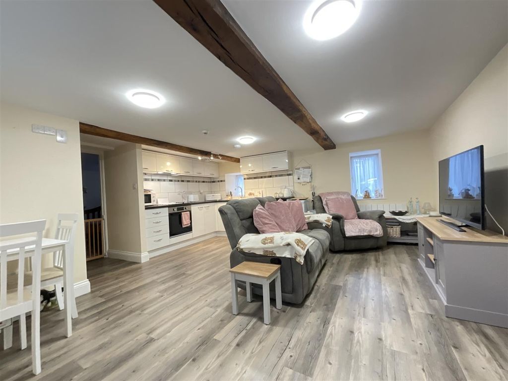 Property photo 1 of 6 Lounge / Kitchen