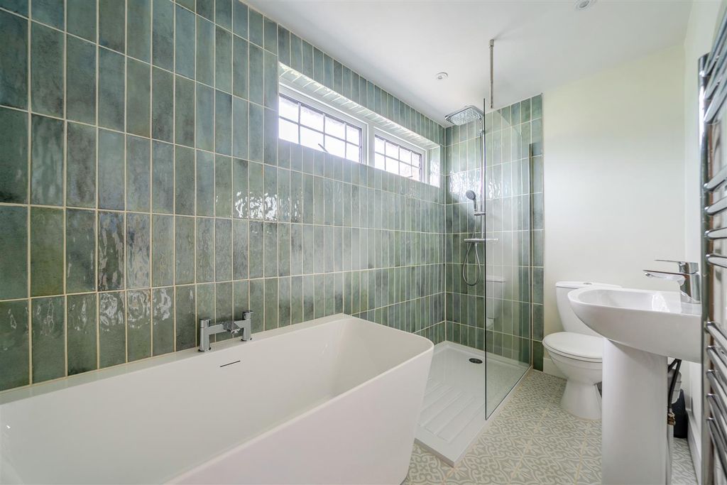 Property photo 3 of 17 Bathroom.Jpg