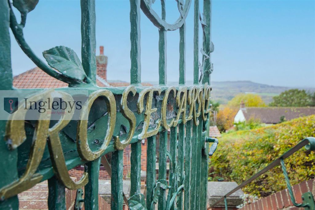 Property photo 2 of 41