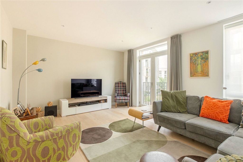 Property photo 2 of 18 Sitting Room