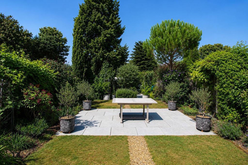 Property photo 2 of 34 Garden.Png
